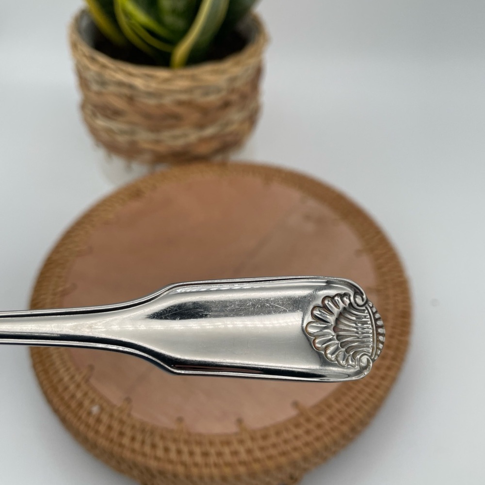 Oneida Shell Pattern Serving Fork—pre owned - Picture 8 of 11